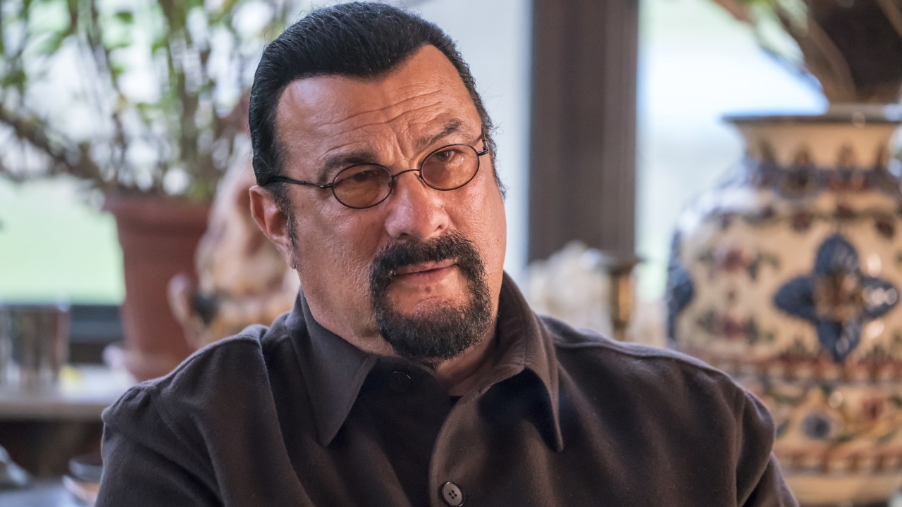 Dubieus: Steven Segal bewijst zijn 'eer' aan Poetin tijdens plechtigheid in Rusland