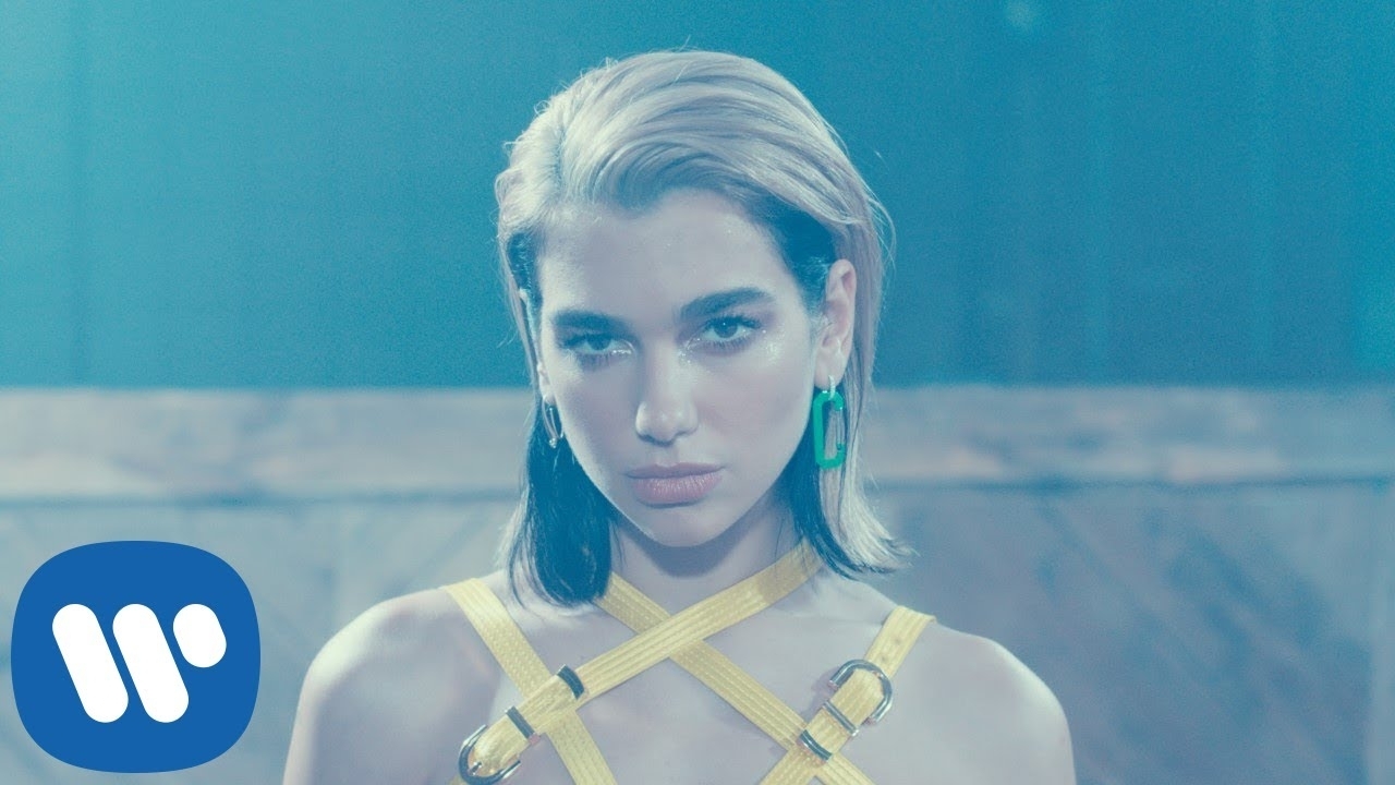 Dua Lipa in doorschijnend visnet-jurkje op Insta-foto's