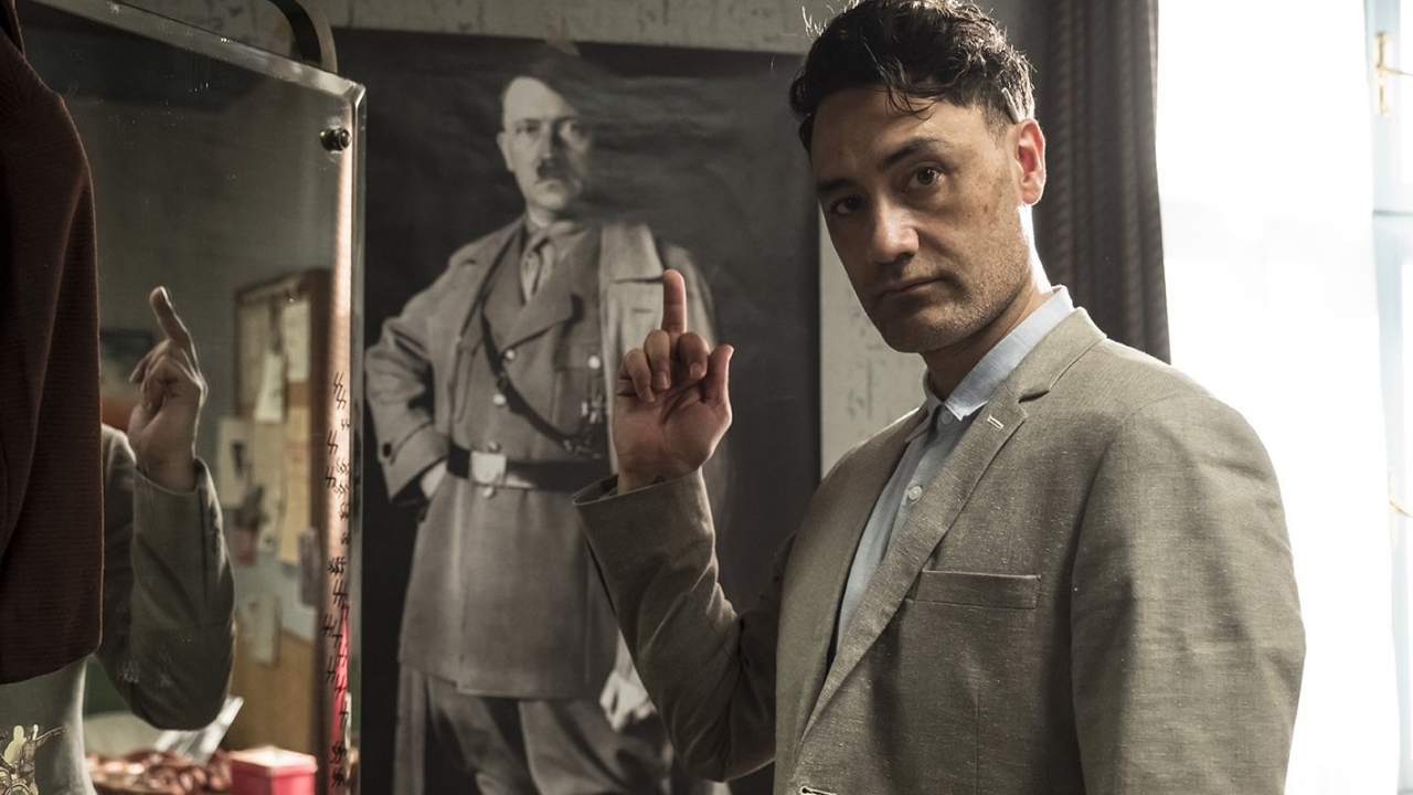 Taika Waititi disst Hitler op foto voor 'Jojo Rabbit'