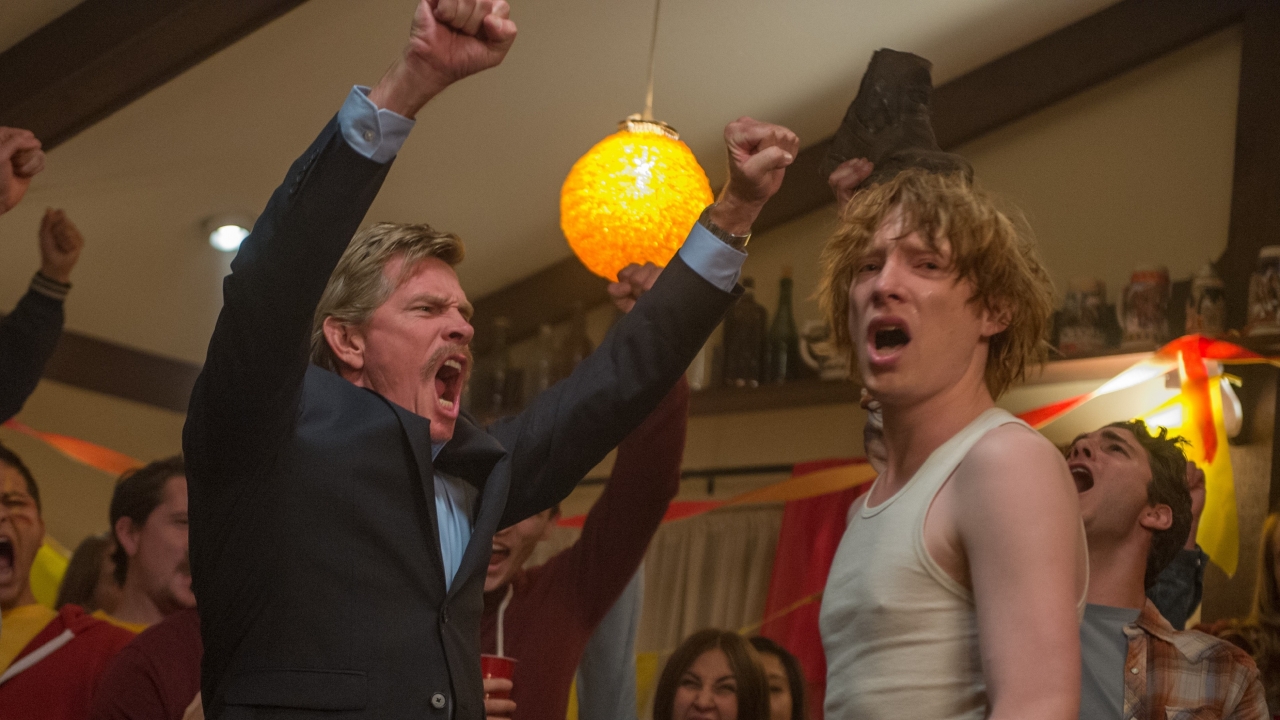 Domhnall Gleeson is 'n hopeloze romanticus in red-band trailer 'Crash Pad'