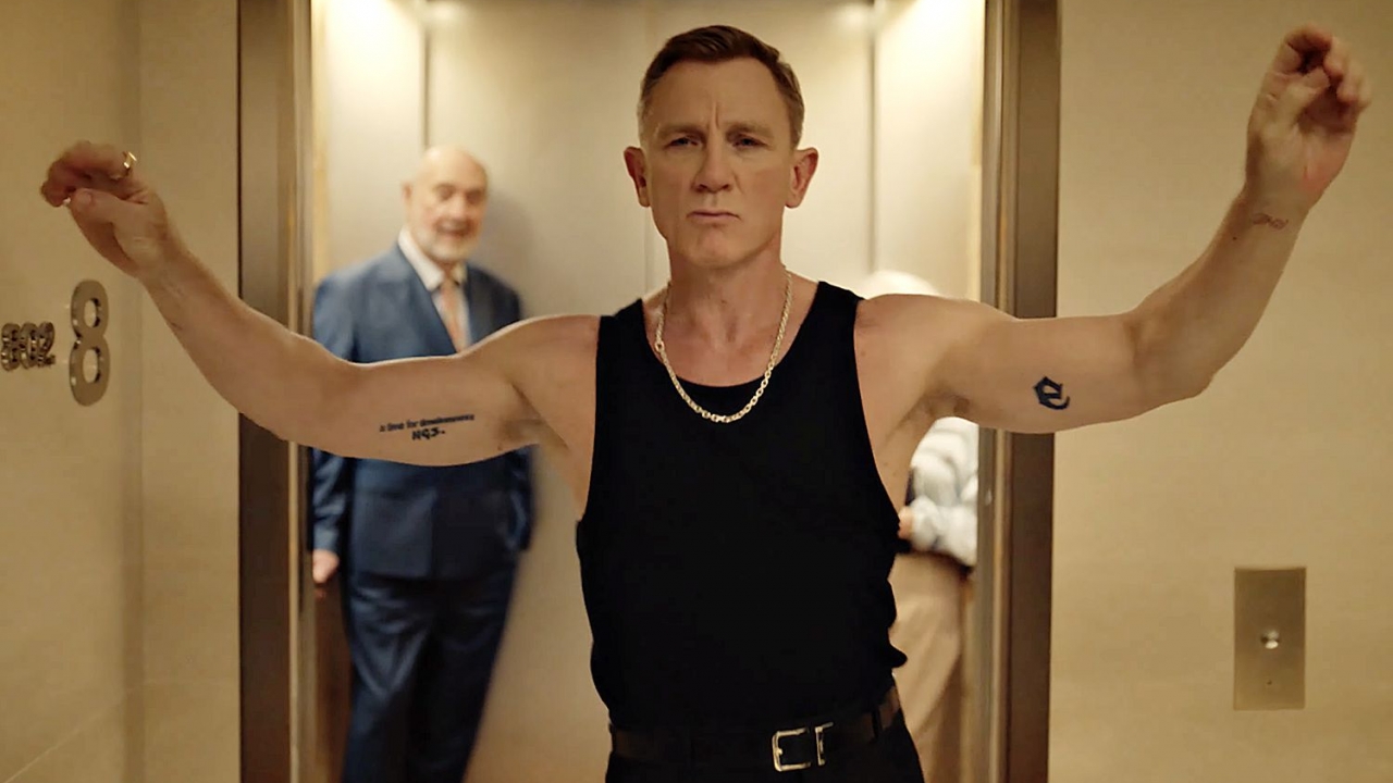 Daniel Craig 'als nooit tevoren' danst erop los in nieuwe reclame van Taika Waititi