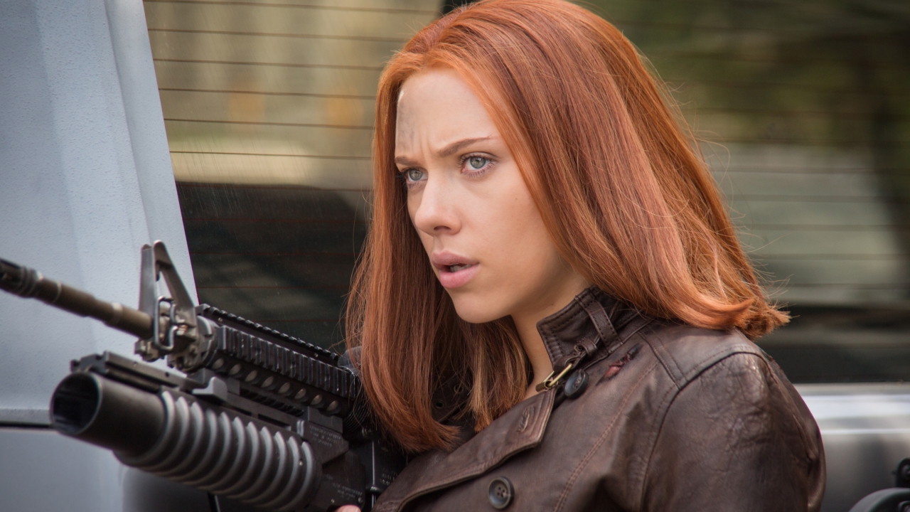 Het overdonderende witte kostuum dat Scarlett Johansson beter staat dan haar zwarte 'Black Widow'-pak