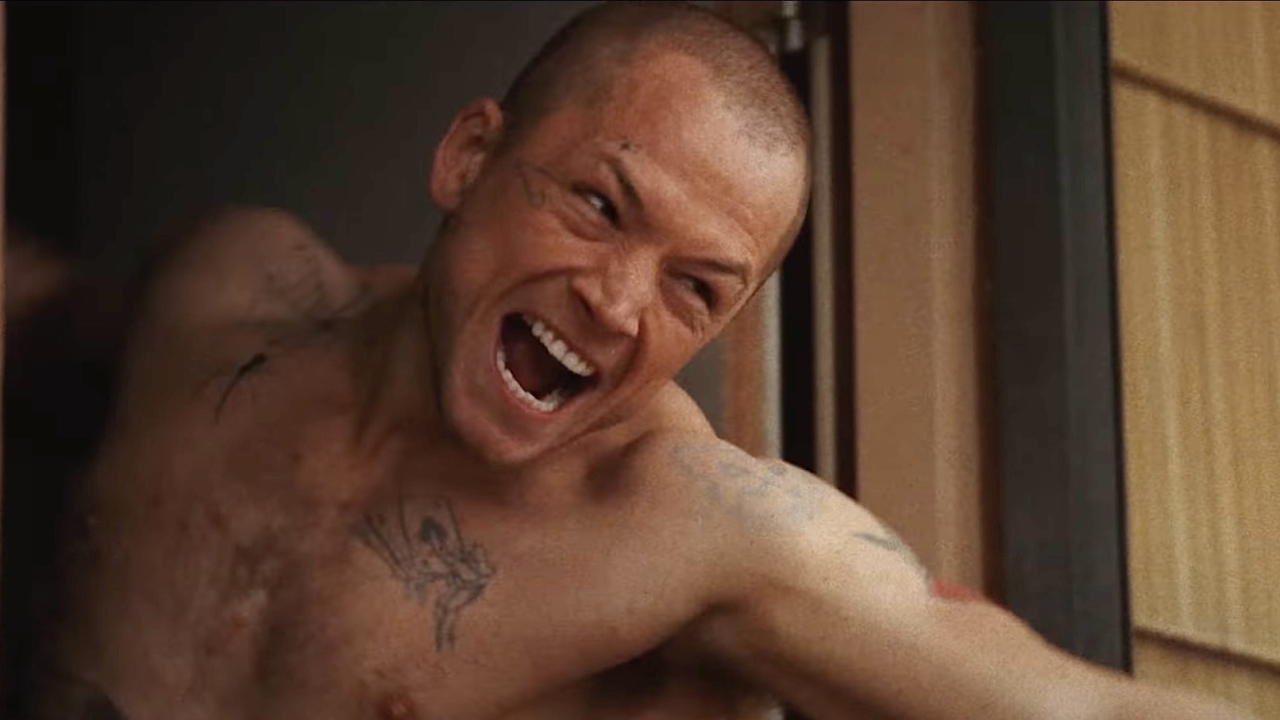 Taron Egerton gaat helemaal los in de trailer van actiethriller 'She Rides Shotgun'