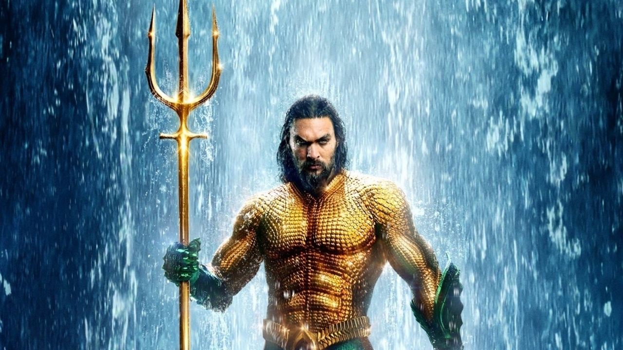 'Aquaman'-ster Jason Momoa toont zijn tatoeages op de filmset