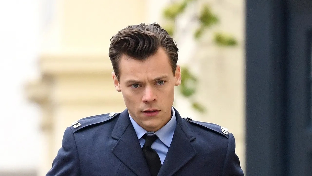 Harry Styles in eerste trailer R-rated film 'My Policeman'