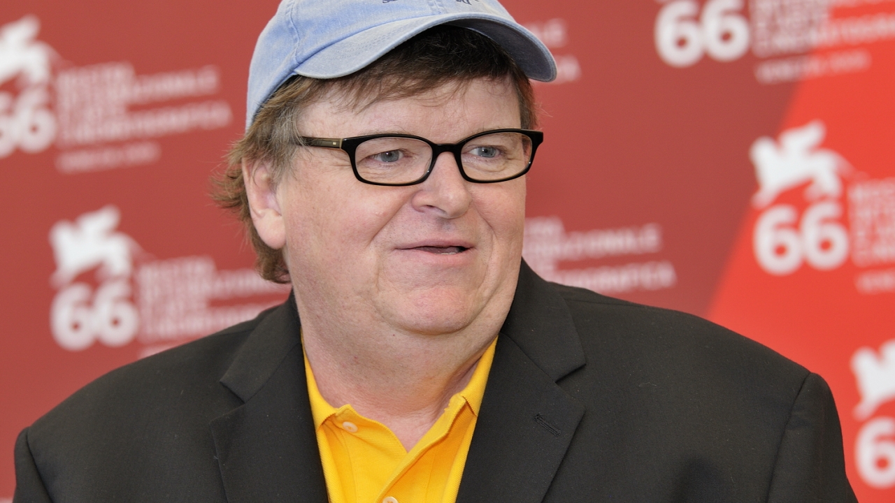 Michael Moore denkt dat Donald Trump liegt over hebben corona