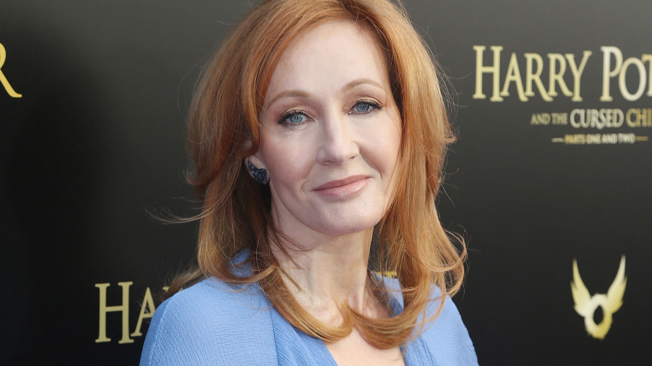 Helpt J.K. Rowling met haar nieuwe nu al controversiële boek haar carrière om zeep?