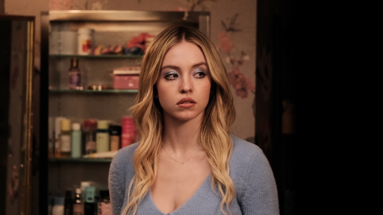 Sydney Sweeney hint naar pak en iconische rol in 'Barbarella'