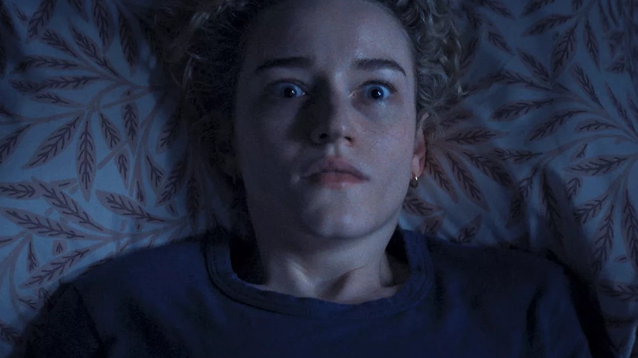 De emoties lopen bij Julia Garner en Josh Brolin hoog op in de nieuwe beelden van horrorfilm 'Weapons'