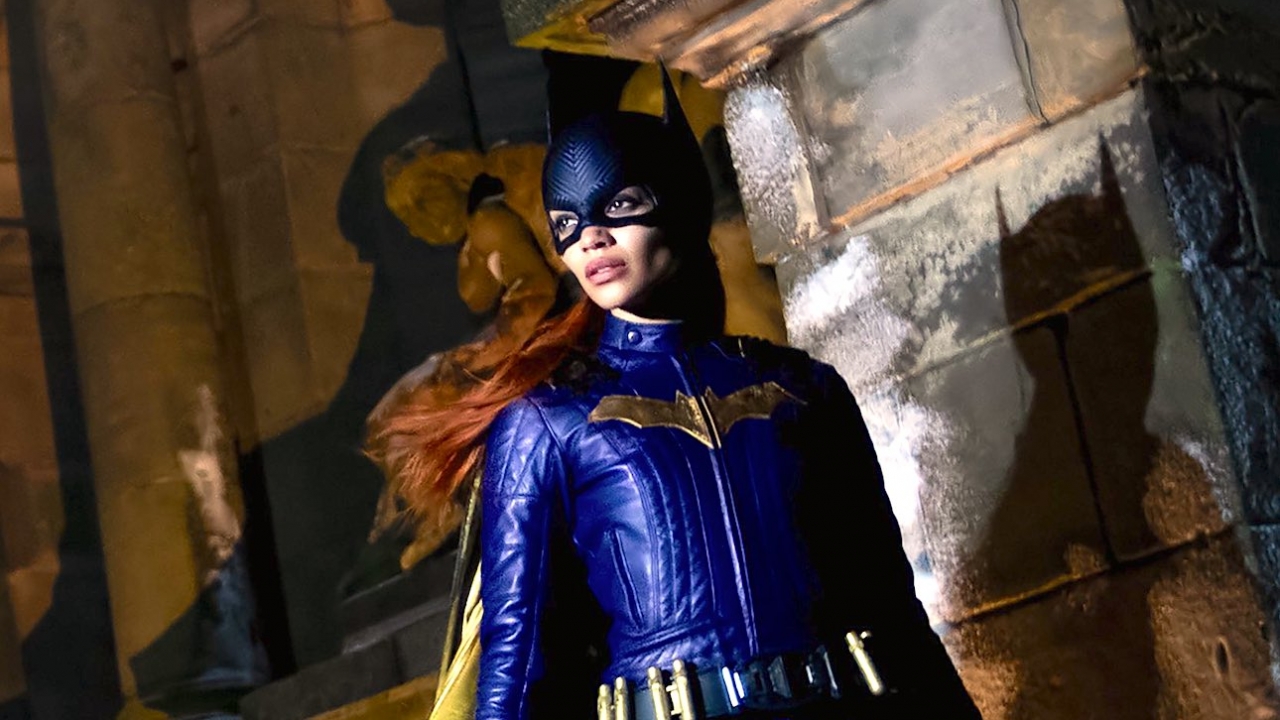 Schurk Firefly steekt alles in de hens op setbeelden 'Batgirl'