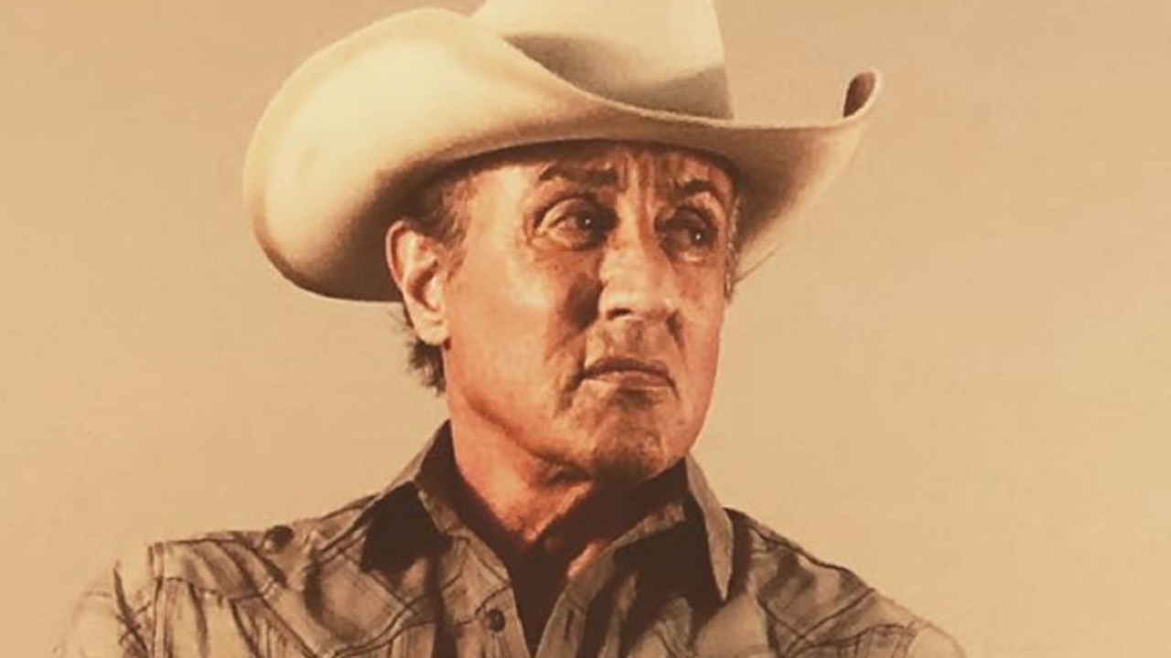 Sylvester Stallone genadeloos én met kort kapsel op nieuwe foto's 'Rambo V'