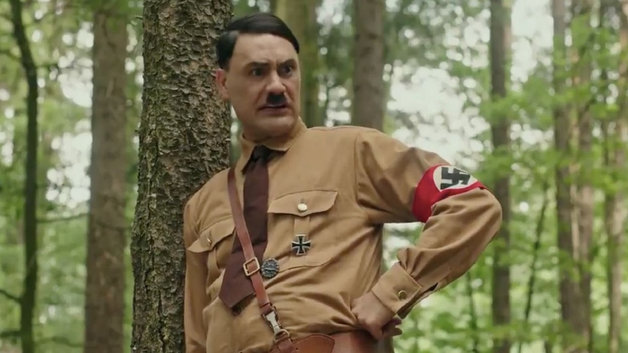 Hilarisch: Taika Waititi's 'Jojo Rabbit' blaast oude Hitler-meme nieuw leven in