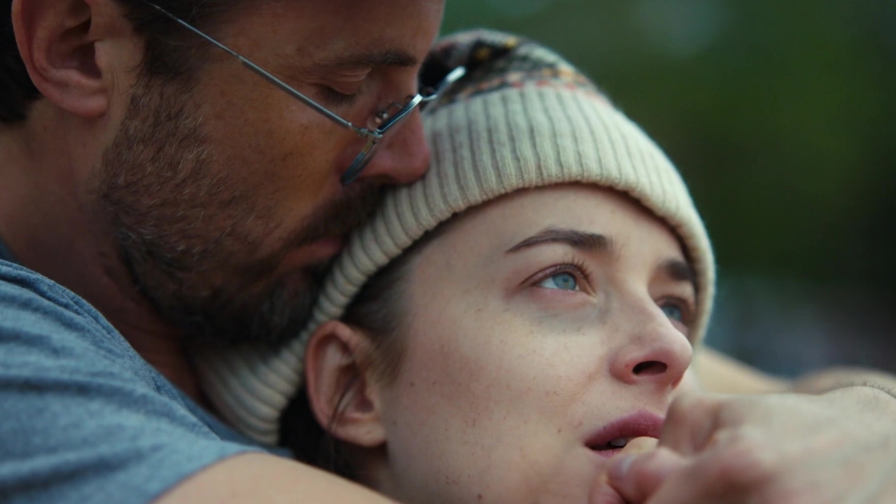 Dakota Johnson (Fifty Shades) en Oscar-winnaar Casey Affleck in schitterende trailer 'Our Friend'