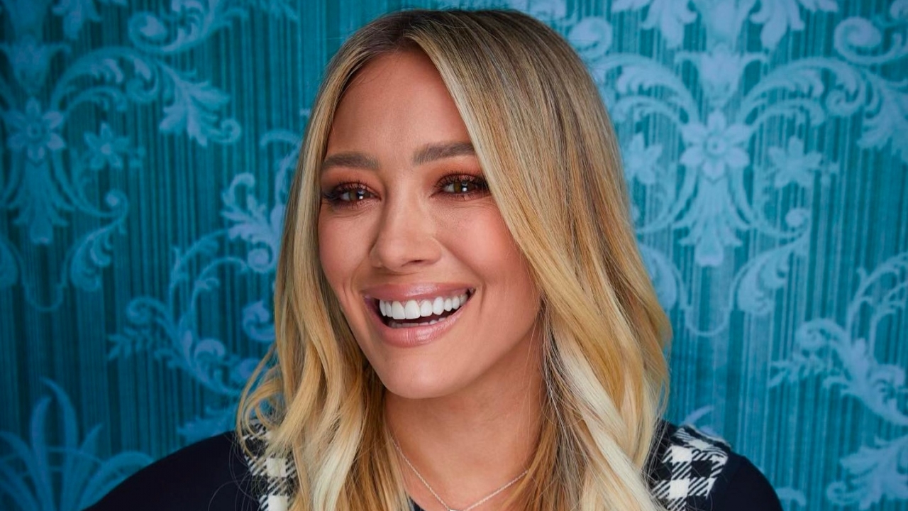 Hilary Duff echt compleet uit de kleren in bekend magazine