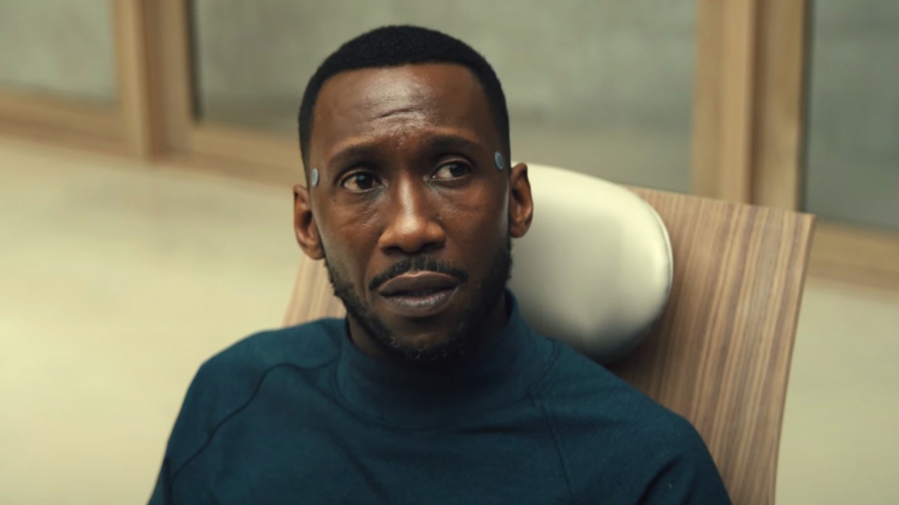 Oscarwinnaar Mahershala Ali wordt gekloond in sterke trailer scifi-drama 'Swan Song'