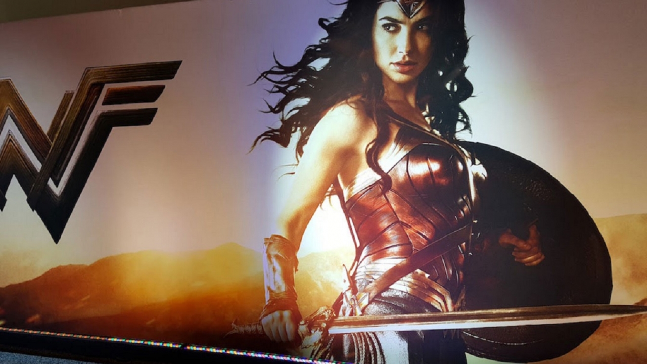 Eerste poster 'Wonder Woman' en logo's voor andere DC-helden