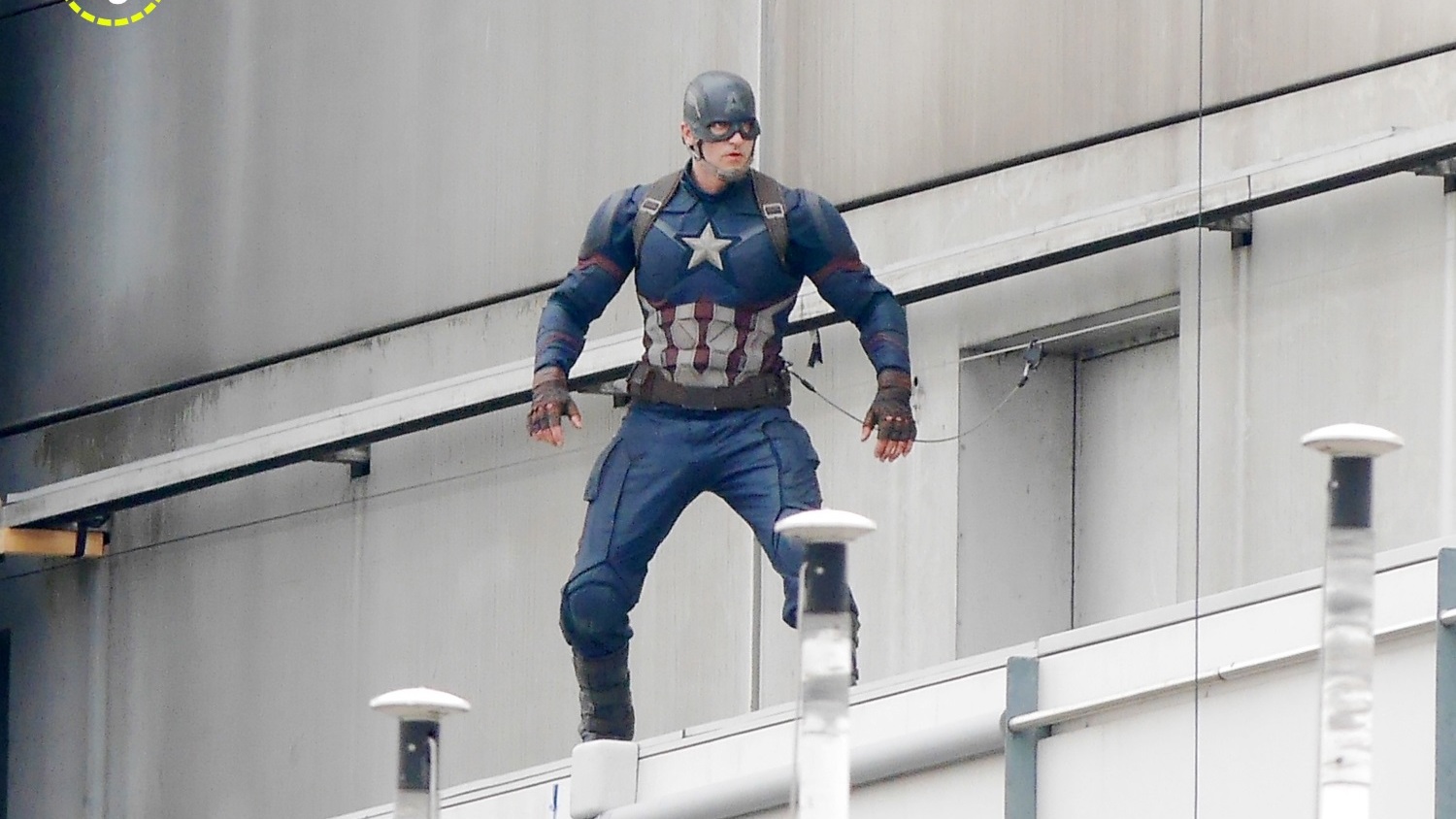 Eerste blik op Black Panther op setfoto's 'Captain America: Civil War'