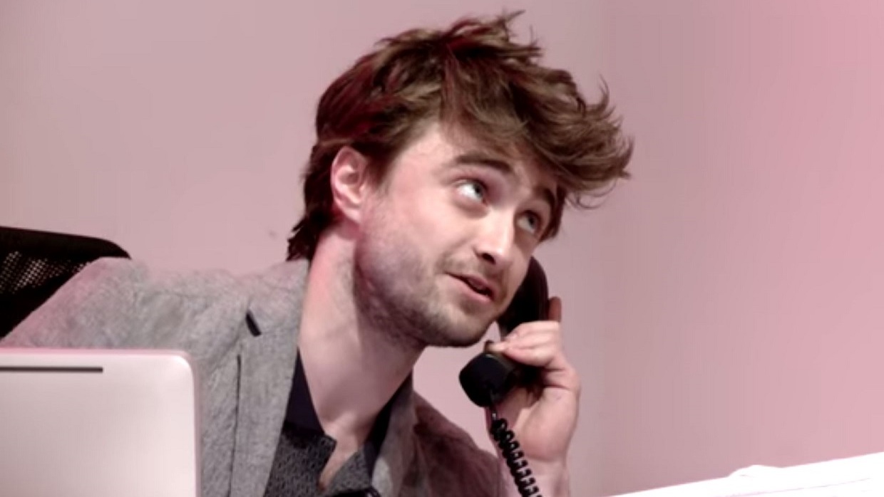 Daniel Radcliffe aan de slag als receptionist (video)