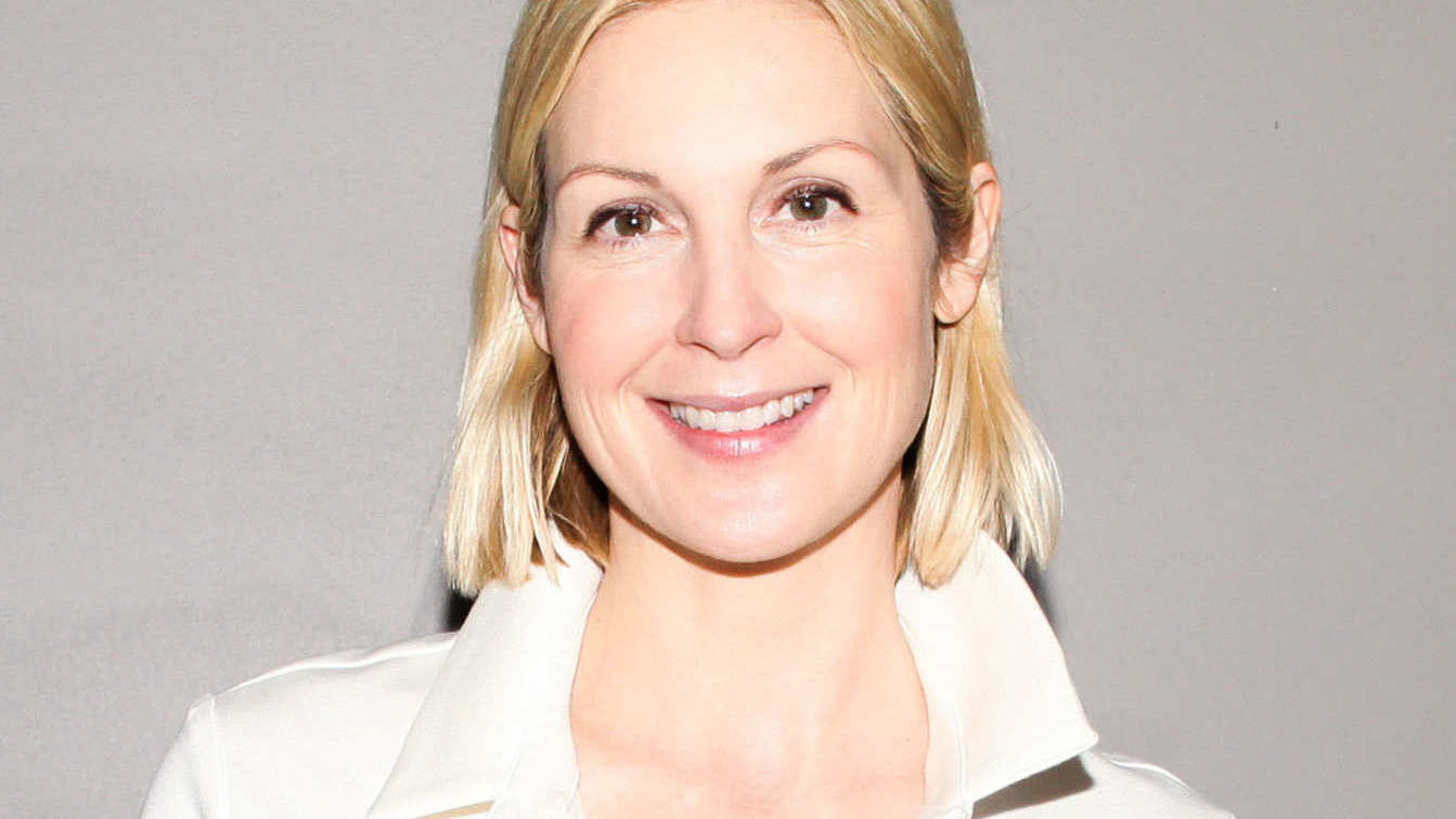 Kelly Rutherford in tranen tijdens paneldiscussie