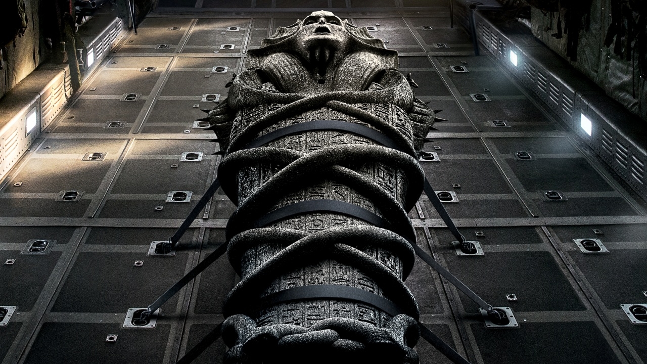 Tom Cruise tart de zwaartekracht in nieuwe 'The Mummy'-featurette