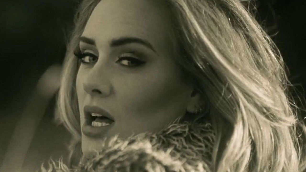 Bond-zangeres Adele helemaal klaar met andere vrouwen die kritiek hebben op haar gewichtsverlies