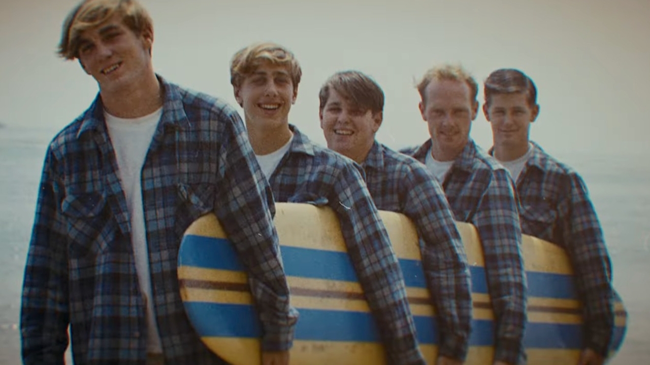 'The Beach Boys': vermakelijke ereronde met focus op de hits wil de narigheid snel vergeten