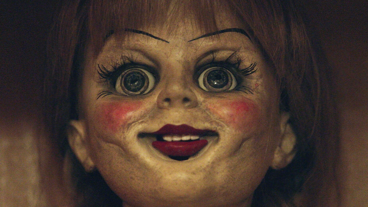 De creepy pop is terug op nieuwe foto 'Annabelle 2'