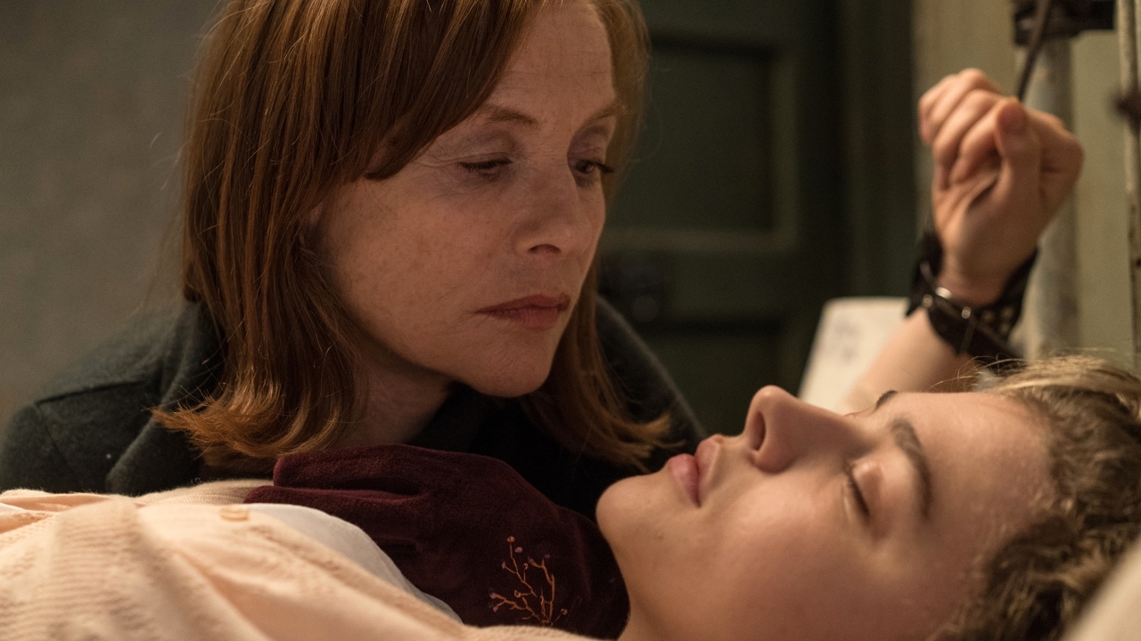 Isabelle Huppert stalkt Chloë Grace Moretz in eerste trailer 'Greta'