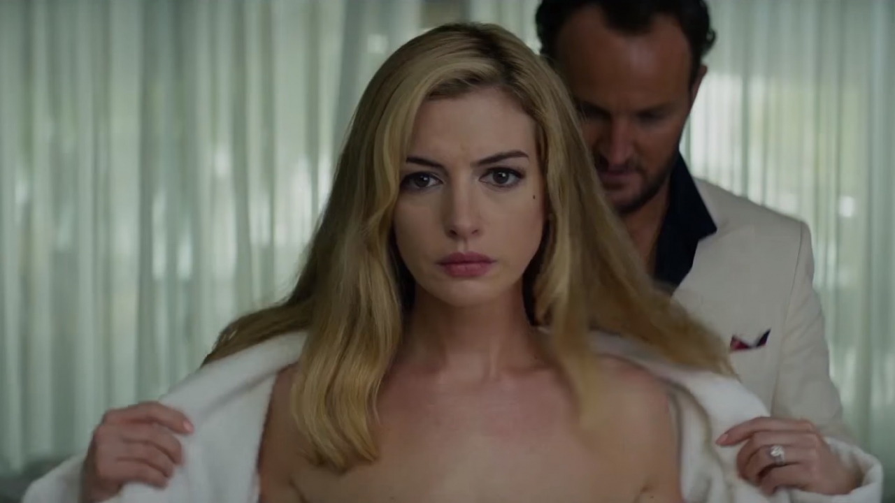 Gekke trailer voor thriller 'Serenity' met sexy Anne Hathaway