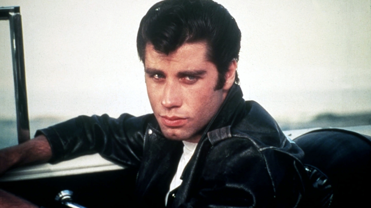 John Travolta (71) verrast fans als Danny Zuko tijdens 'Grease' sing-along