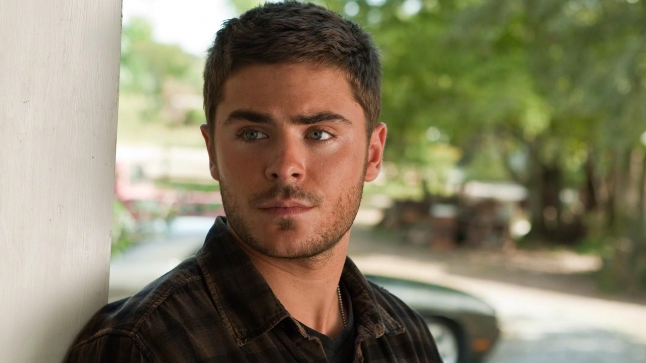 Zac Efron is abnormaal gespierd als worstelaar Kevin Von Enrich