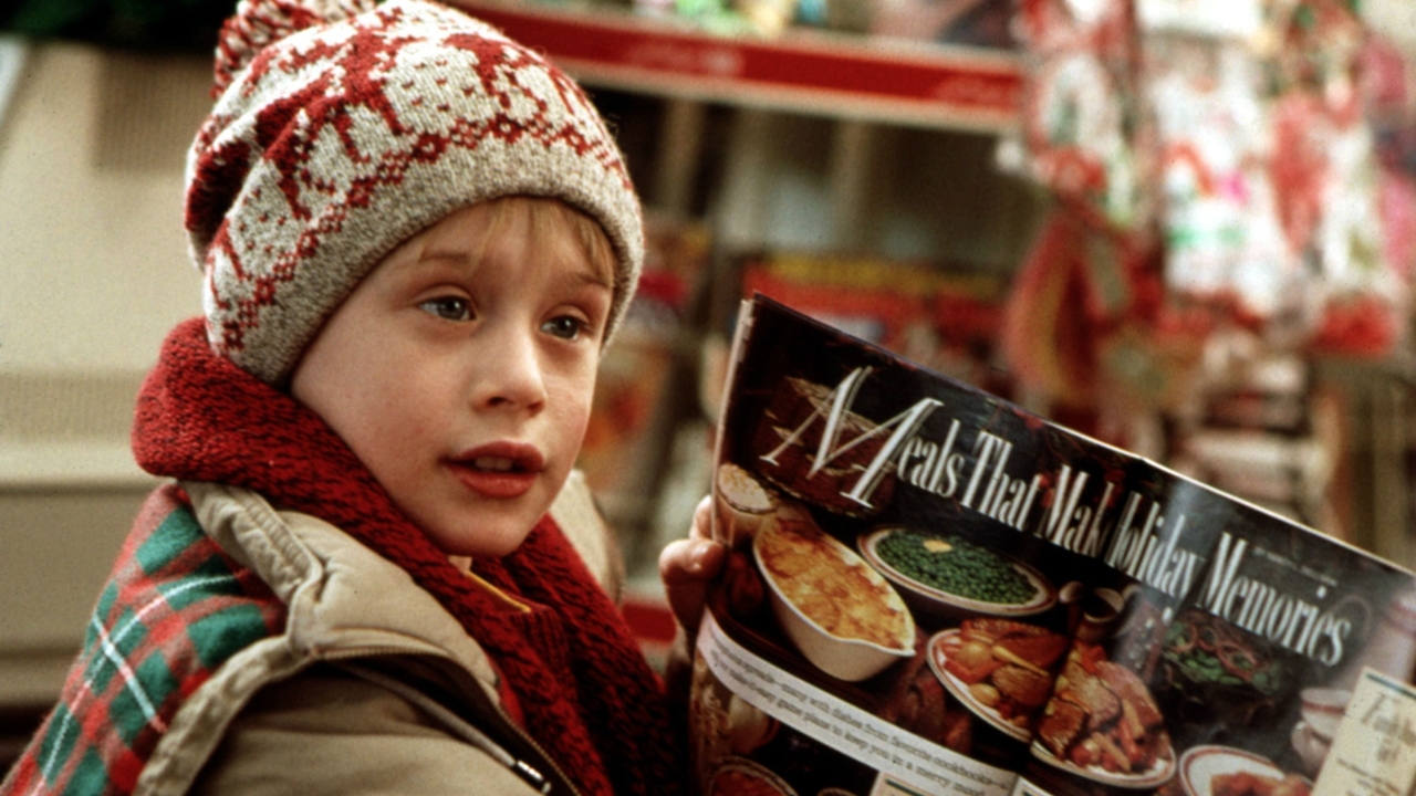 Macaulay Culkin presenteert zijn idee voor 'Home Alone 3' op een dienblaadje