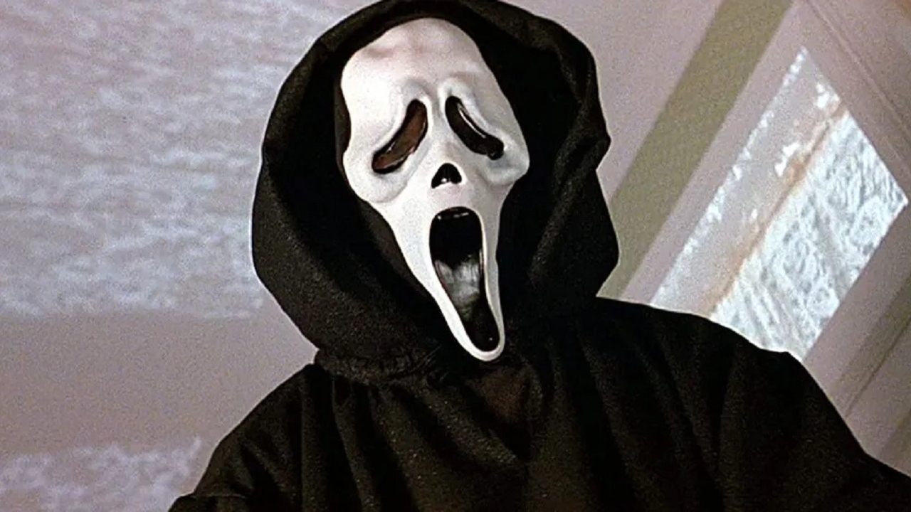 De Ghostface-killer slacht er weer op los in de eerste trailer van 'Scream'!