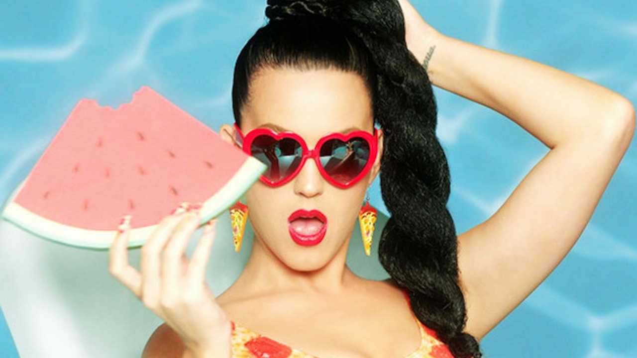 Dansende Katy Perry laat blote babybuik zien (video)