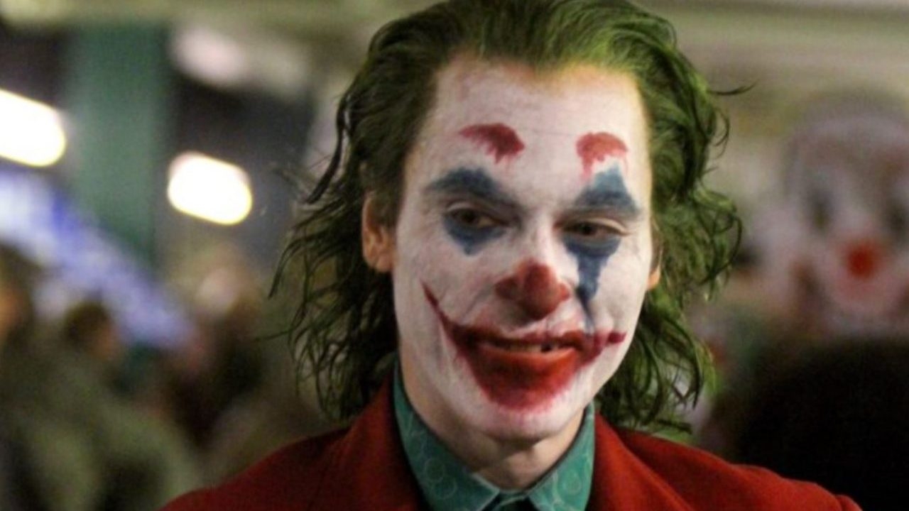 Nieuwe foto 'Joker': Joaquin Phoenix staart recht je ziel in..