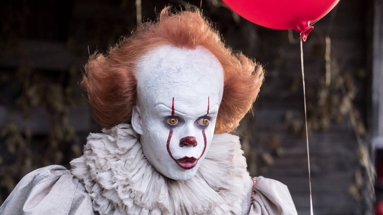 Bill Skarsgård onthult zijn geheime techniek voor die enge blik van Pennywise in 'It'