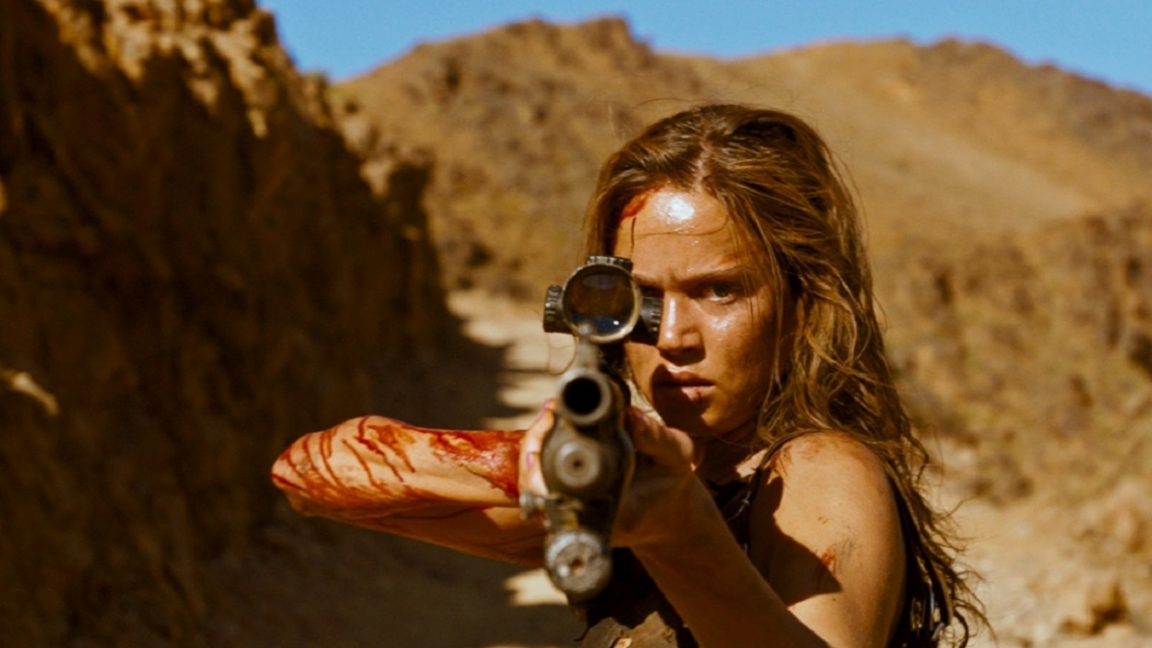 Sexy Matilda Lutz neemt wraak in trailer 'Revenge'