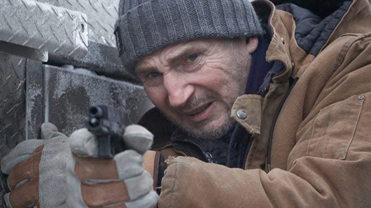IJskoude clip uit 'The Ice Road' met Liam Neeson is erg spannend