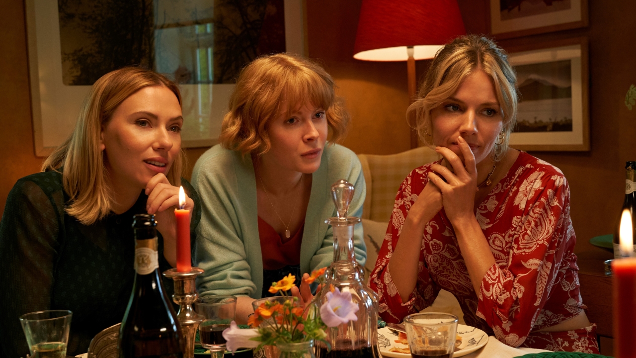 Scarlett Johansson moet haar toekomst onder ogen zien in de hartverwarmende trailer van 'My Mother's Wedding'