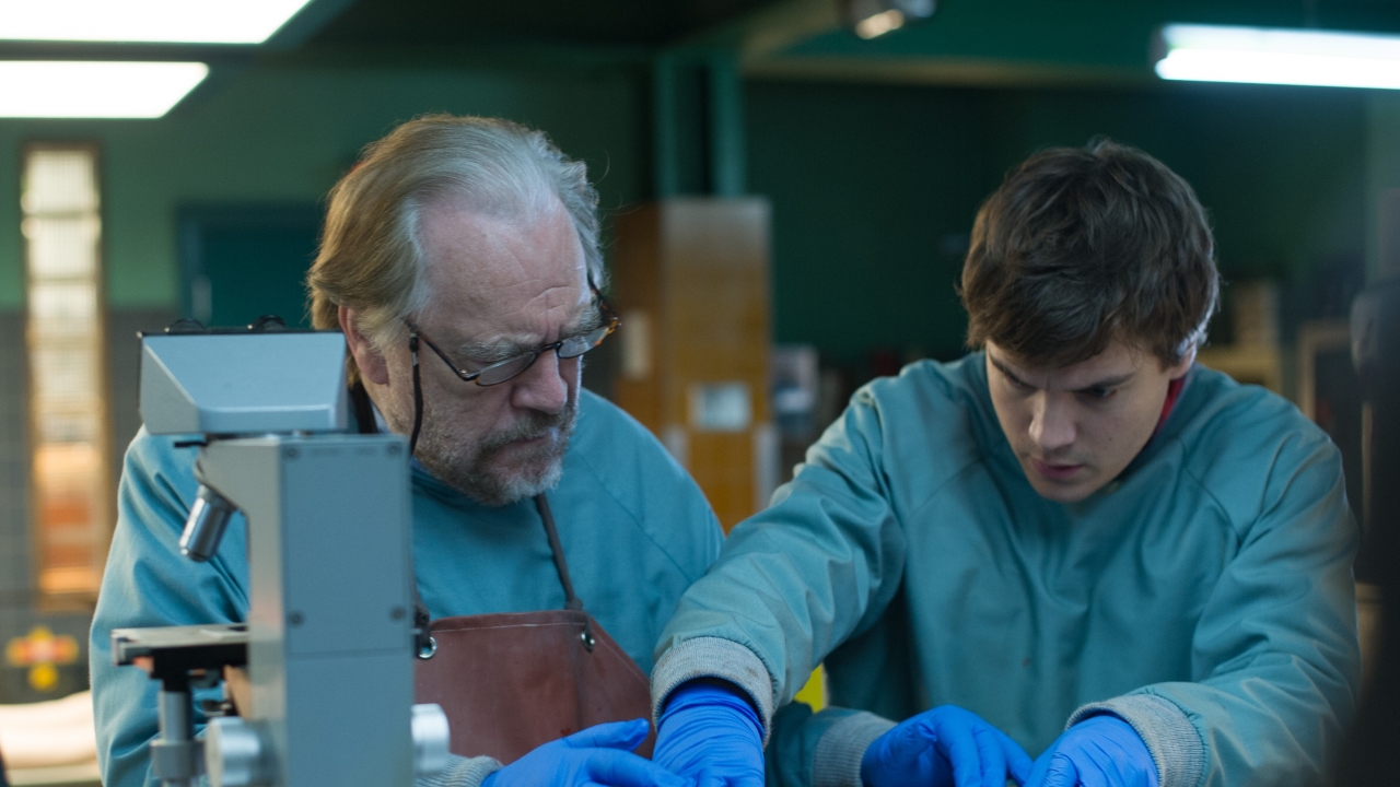 Griezelige red-band trailer voor 'The Autopsy of Jane Doe'