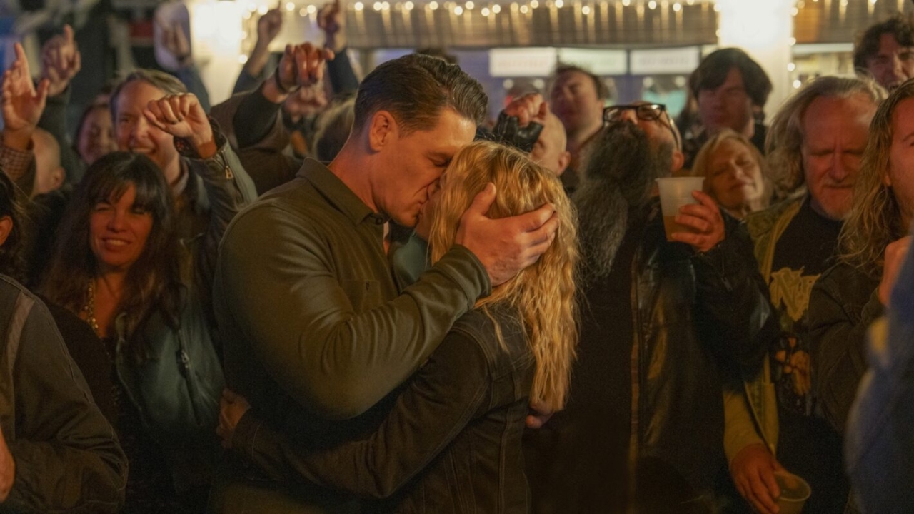 John Cena zoende zijn vrouw Jennifer Holland hartstochtelijk: de onverwachte reactie van James Gunn op de scène in 'Peacemaker'