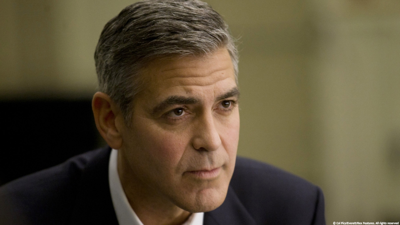 George Clooney deelt cadeautjes uit