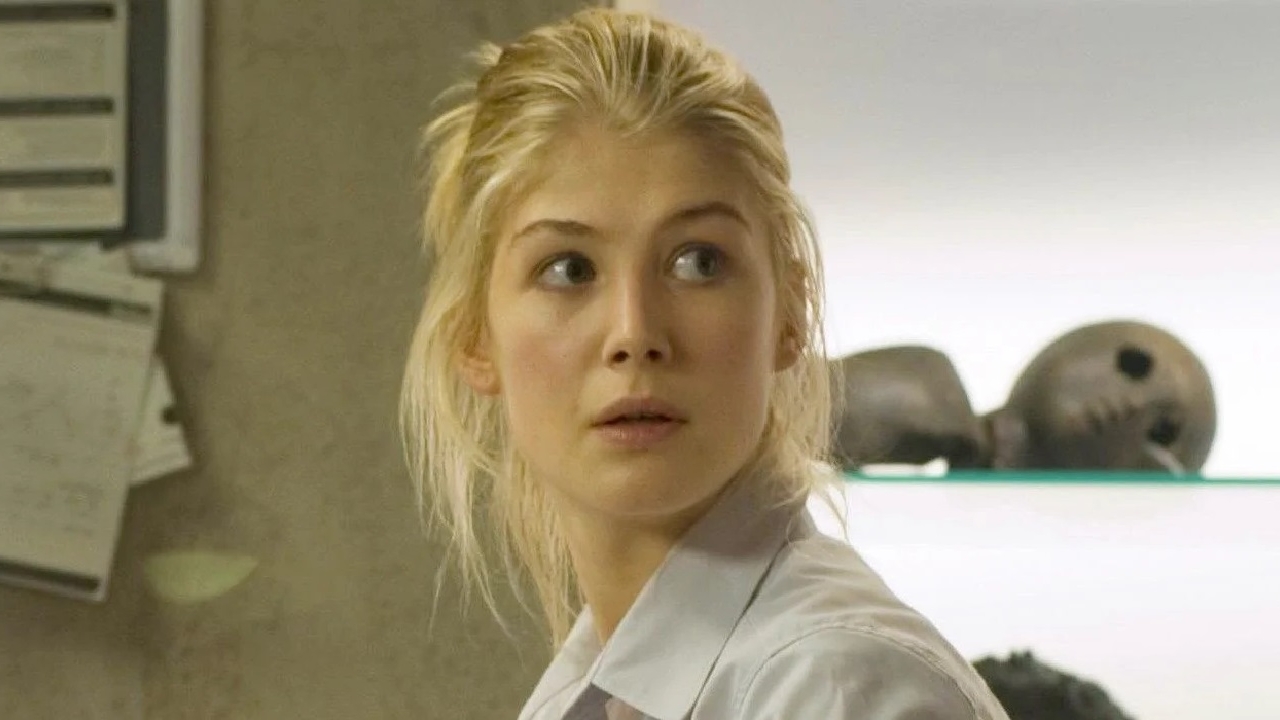 Rosamund Pike gaat strijden tegen virus dat doodt in volgorde van rijkdom