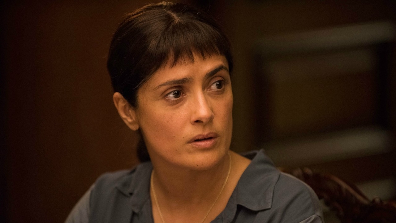 Salma Hayek hekelt rijkelui in eerste trailer 'Beatriz at Dinner'