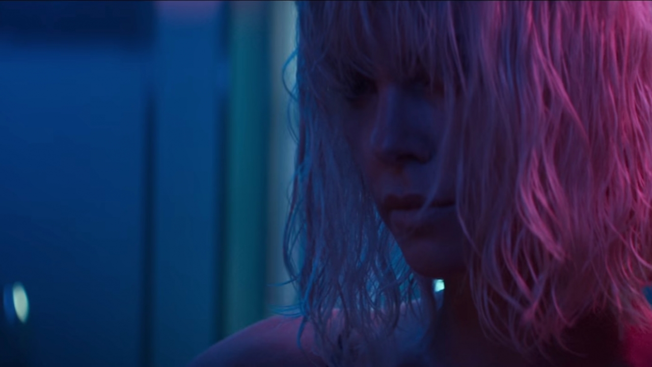 Volledige en bikkelharde trailer 'Atomic Blonde' met verleidelijke Charlize Theron