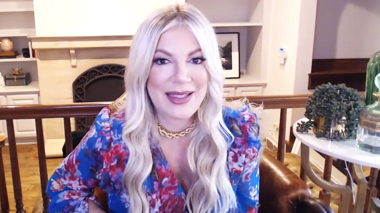 Lenige Tori Spelling uit '90210' showt op haar 51e een behoorlijk knap standje