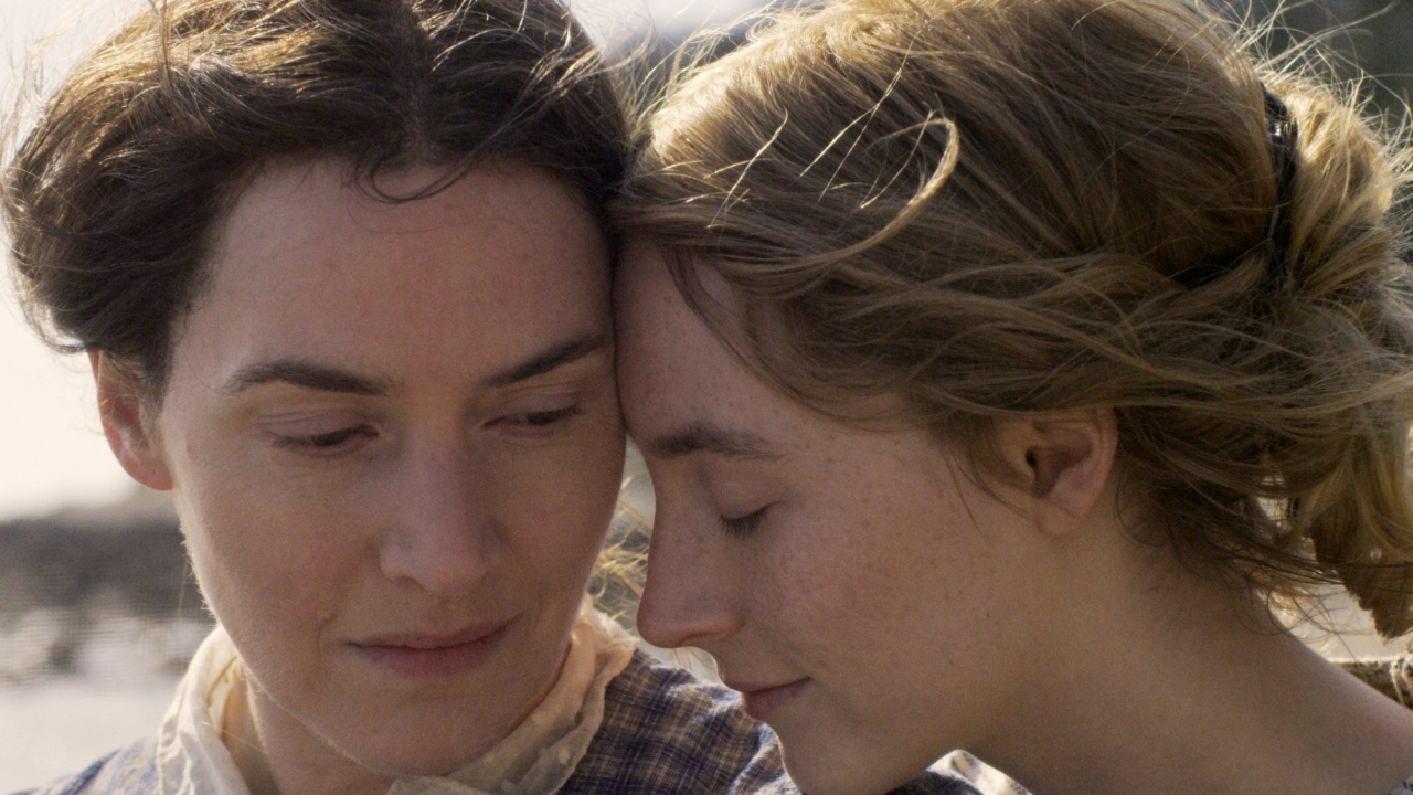 Saoirse Ronan en Kate Winslet hebben een stiekeme affaire in prachtige trailer 'Ammonite'
