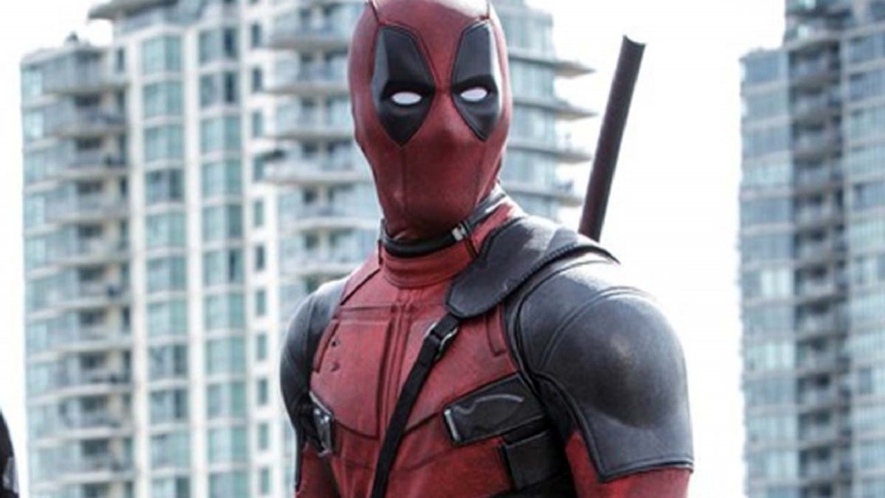 Ryan Reynolds wat ongepast in 'Deadpool'-kostuum bij Blake Lively's zwangere babybuik