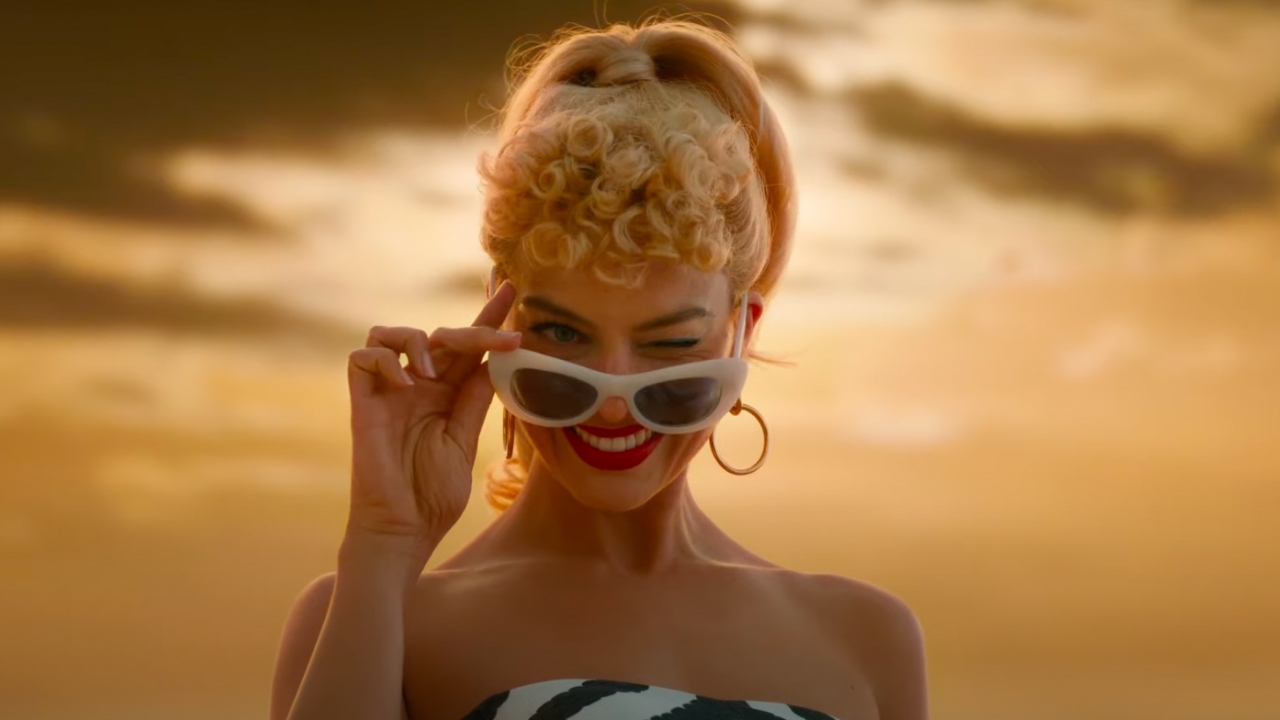 Margot Robbie als enorme Barbie op foto's uit veelbelovende film