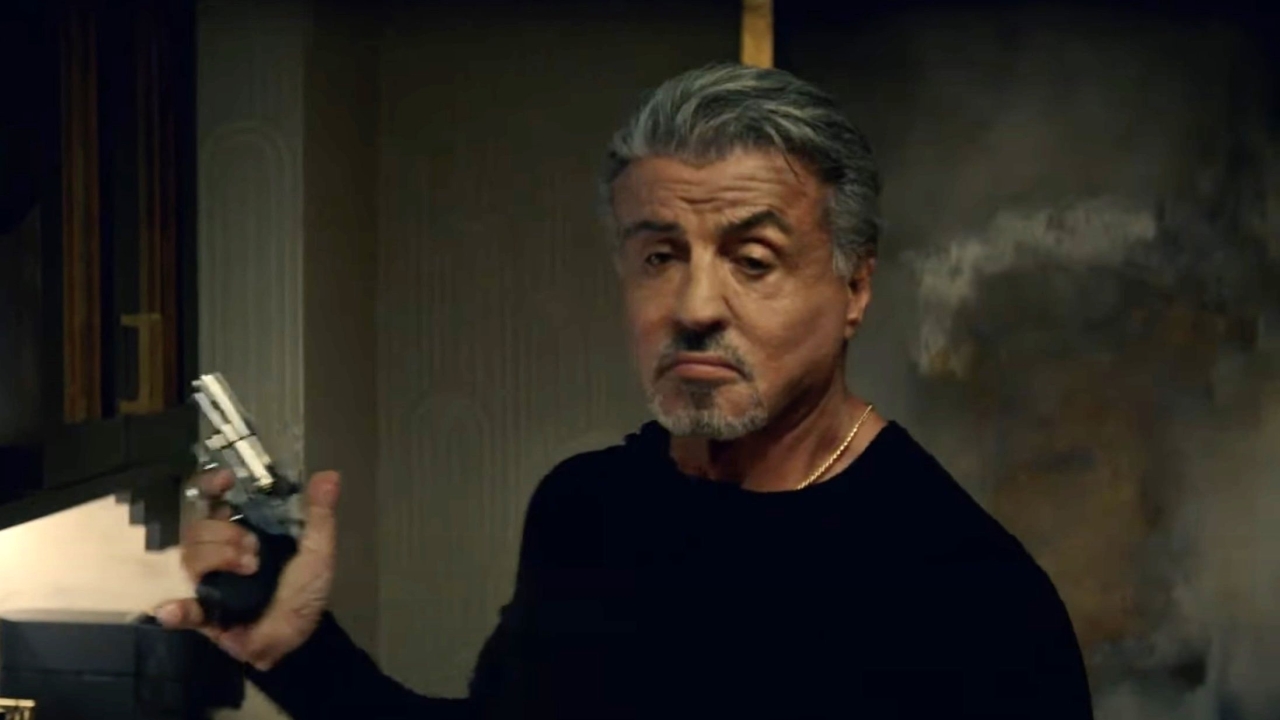 Sylvester Stallone knalt erop los in de explosieve trailer van 'Alarum'